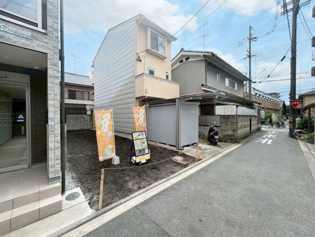 西大黒町　建築条件無し土地の前面道路含む現地写真