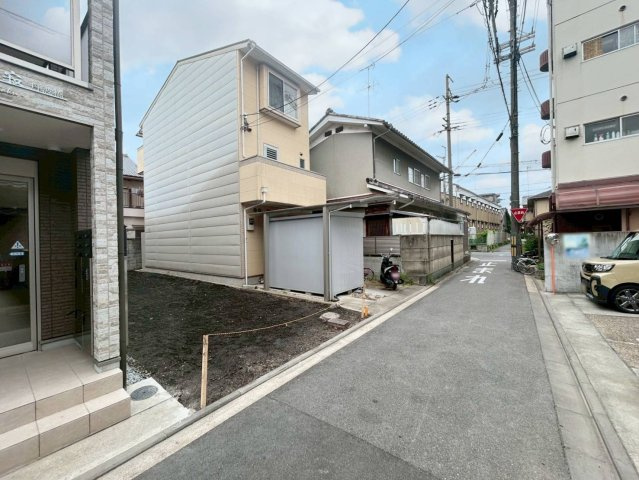 西大黒町　Ｂプラン　建築条件付き土地の前面道路含む現地写真