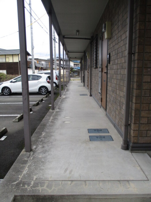 アンプルール　A棟の玄関