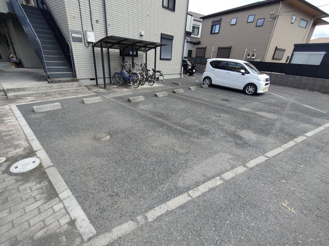ソフィット八番館の駐車場|駐車スペースもあります