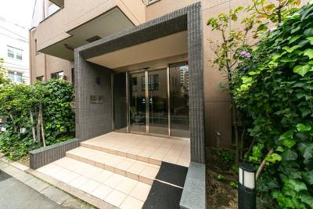 コートレアル三田綱町のエントランス