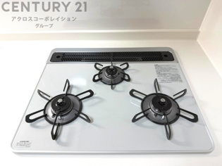 多数の調理器具を同時に使用でき、料理の効率化が可能。省エネで節約になり、様々な料理スタイルに適応できます。また、火力調整が独立しており、手入れや掃除もしやすく、今よりもっとお料理が楽しくなるかも。