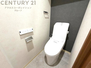 温水洗浄便座付トイレは温水洗浄機能により、暖かい水でおしりを洗浄することができ、冷たい水を使う従来の便座に比べ、温水洗浄機能で暖かいトイレを提供し、快適な使用を可能にします。