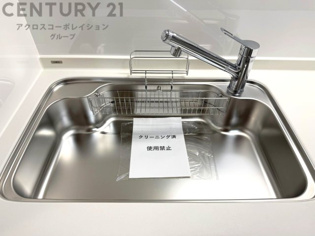 大きなシンクでお鍋などの大きな調理器具を洗う際にも便利です。
