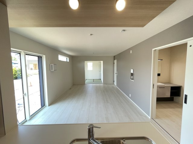 藤岡市下栗須24-1期（全4棟）1号棟の居間・リビング|ご家族の憩いの場となるLDKは、大きな窓からたっぷりの光が差し込む明るい空間です。リビング・ダイニング・キッチンと一体感のある広々空間でご家族くつろいで下さい(^▽^)/
