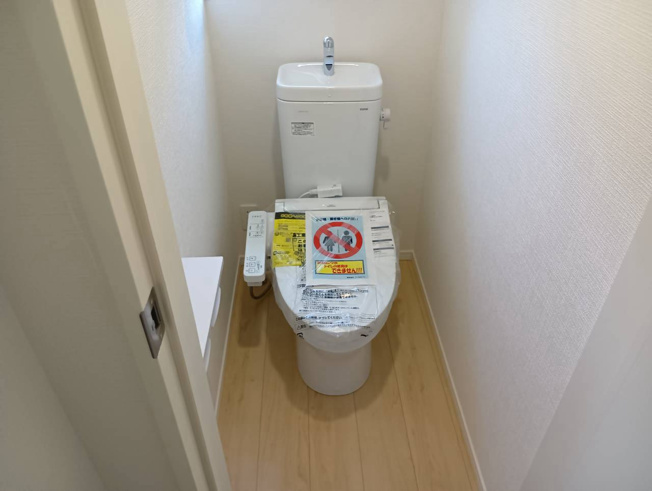 【トイレ】 | 沼津市西間門第10 新築建売分譲住宅 土地＋建物 TW06171 | 沼津市西間門　3号棟　1階トイレ　※令和8年８月１0月撮影