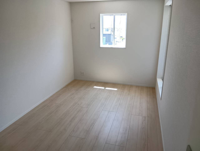【洋室】 | 沼津市西間門第10 新築建売分譲住宅 土地＋建物 TW06171 | 沼津市西間門　2号棟　2階7.5帖　※令和8年８月１0月撮影