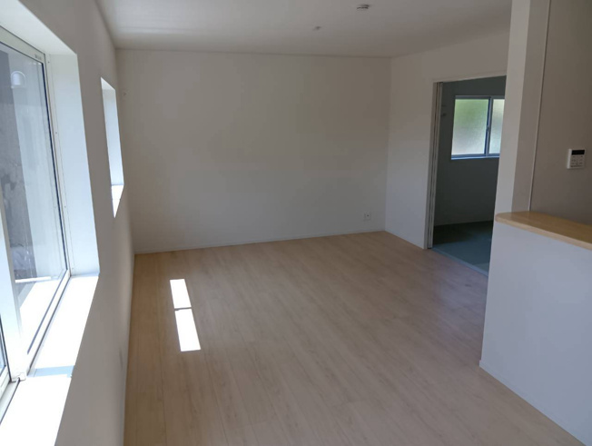 【居間・リビング】 | 沼津市西間門第10 新築建売分譲住宅 土地＋建物 TW06171 | 沼津市西間門　２号棟　リビング　※令和8年８月１0月撮影