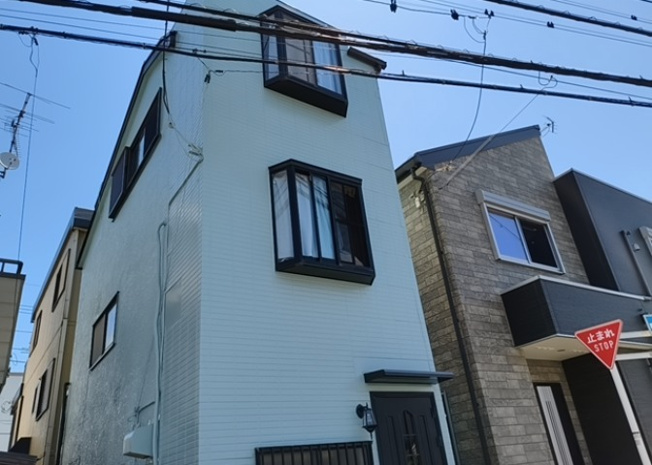 【バルコニー】 | バルコニーは、室外の専用スペースのうち、「屋根がなく開放された空間」であるものを指します。ベランダより広いタイプのものが多く、日当たりもよいため家庭菜園などを楽しみたい人にとって適した環境となります。