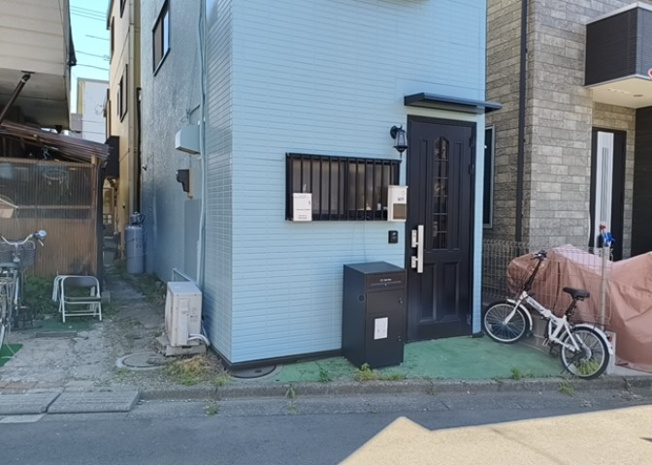 【構造・工法・仕様】 | 木造住宅とは土台、壁、柱など建築物の強度を支える構造体の材に木が使用されている構造を指します。構造体は建物の自重を支えるだけではなく風圧や水圧、積裁荷重などあらゆる衝撃に耐えるための基礎です。