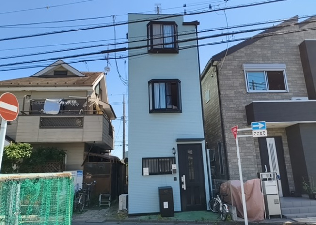 【外観】 | 現地に行くなら、物件の周囲の地形がどうなっているかを見ることも大切です。周辺より低くなっている土地では、大雨などで水が集まりやすいため、地盤が弱くなっているということも考えられるため、注意が必要です。