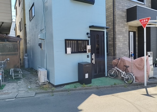 【前面道路含む現地写真】 | 南側道路の場合は長い時間光を入れ込むことができるため、庭やリビングを道路側に持ってくることが多く土地価格も高い傾向にあります。一方北側道路だとリビングや庭が南側になりプライバシーを守ることができます。