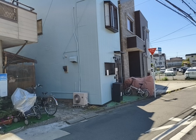【前面道路含む現地写真】 | 東側道路の場合は居室を南向きに設計しやすいため、朝日が入りやすいというメリットがあります。一方、西側道路も東側同様に居室を南向きに設計しやすいのですが、住宅地だと朝日が入りにくいという弱点があります。