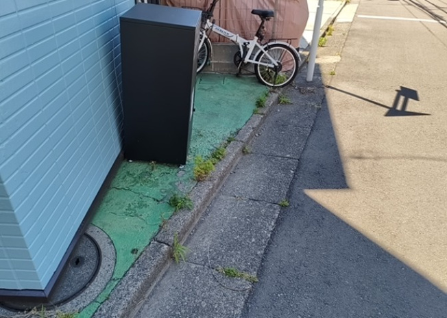 【駐車場】 | 車一台あたりに必要なスペースは、標準サイズの普通自動車で横幅2m50cm、長さ5mは必要になります。ただし、乗降のことも考慮して横幅3m30cm、長さ5m50cmほどは確保できるところを選びましょう。