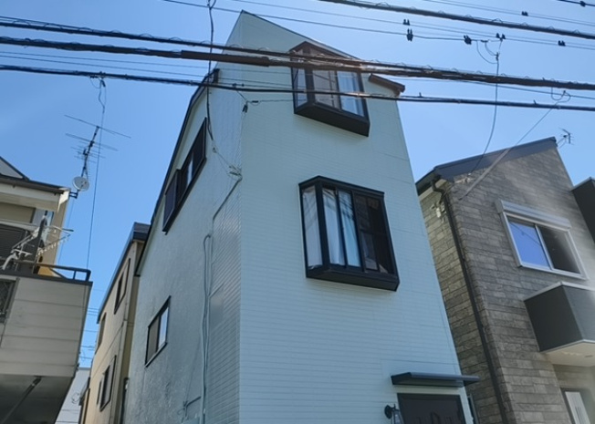 【バルコニー】 | バルコニーは、建物内から室外へ楽に出入りできる便利なスペースです。また、バルコニーには手すりを付けることが義務付けられており、手すりの高さは110cm以上で施工することが建築基準法で定められています。