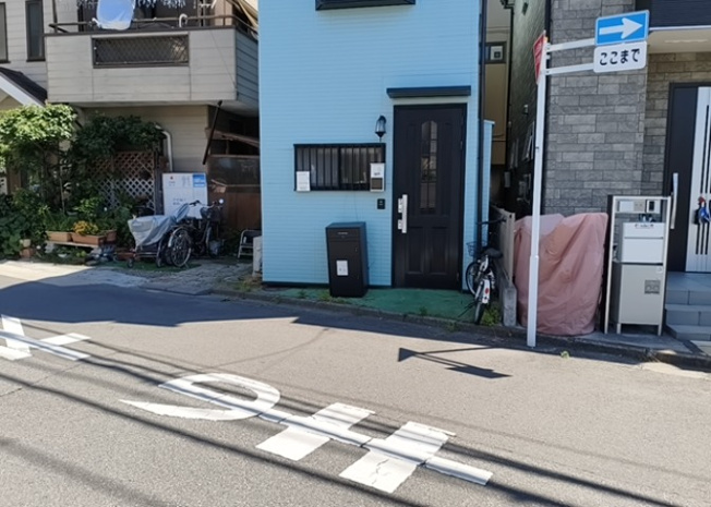 【前面道路含む現地写真】 | 住宅用の土地では前面道路に2m以上接していなければならないと法律で定められています。しかし、お持ちの車のサイズやライフスタイルなどにより、2mでは利便が悪い場合もございますので、事前に確認しましょう。