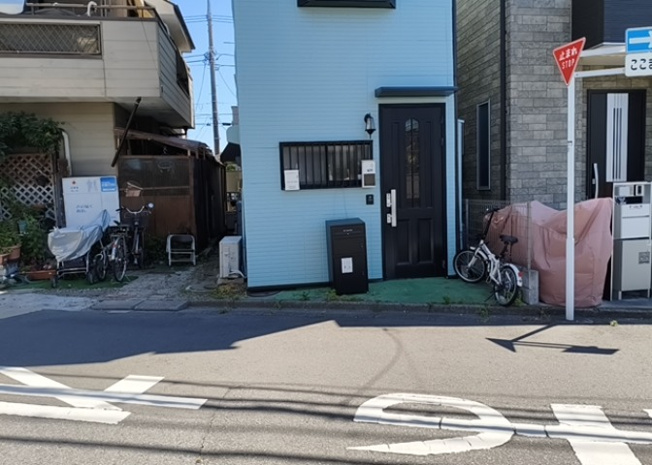 【前面道路含む現地写真】 | 道幅が広い場所は日当たりや風通が良好です。幅が広いのですれ違いも可能ですし大きな車でも駐車可能！一方で、大型車が通ることも多くなるため交通量の増加により騒音に繋がります。また土地の値段が高くなります。