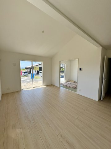 筑後市常用　第5　1号棟の居間・リビング|窓から差し込む光で部屋が明るく照らします