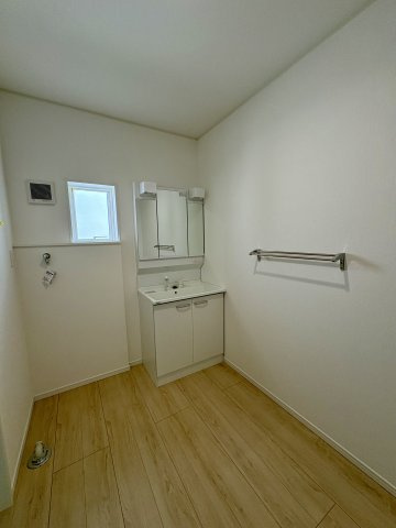 筑後市常用　第5　1号棟の洗面所|3面鏡で横や後ろも確認しながらお手入れが可能です。収納スペースも豊富なのも特徴