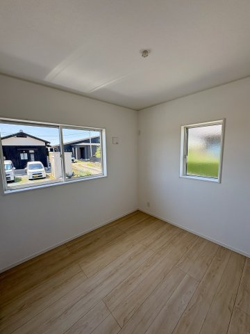 筑後市常用　第5　1号棟の洋室|洋室② 5帖のお部屋 2面から差し込む光で部屋が明るい