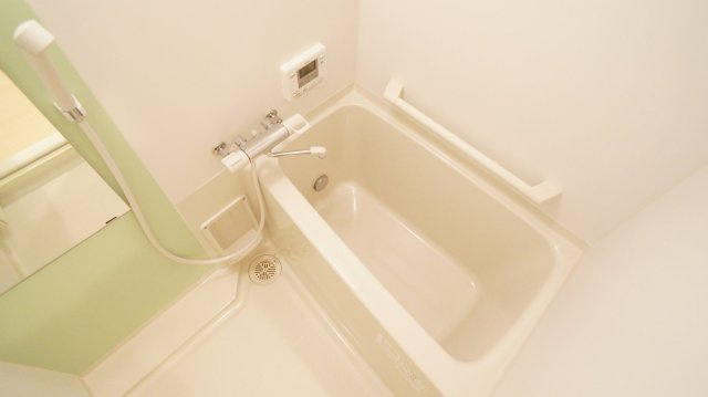 レオパレスウォームコーポ深阪の浴室|シンプルで使いやすいお風呂