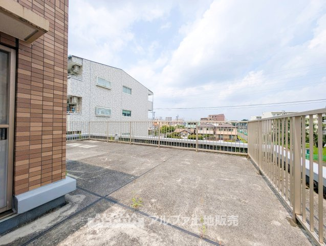 ライオンズマンション河辺シティのバルコニー|【Balcony】◆バルコニー◆日当たりの良いバルコニーは、洗濯物がよく乾くだけでなく、外の空気を感じながらひと息つける場所。暮らしに心地よい余白をもたらします。