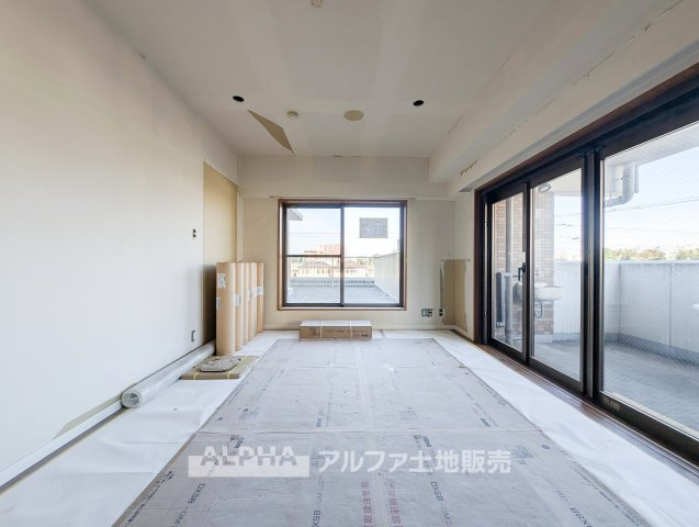 ライオンズマンション河辺シティの居間・リビング|【Living Style】◆自分らしく彩るリビング◆
木目調の床材と明るい壁面が調和するLDK。お気に入りの家具を配置して、暮らしに合わせた空間づくりを楽しめます。リフォーム中