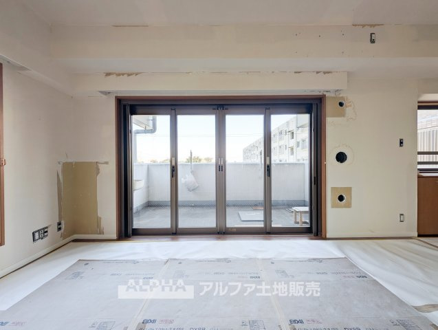 ライオンズマンション河辺シティの居間・リビング|【Corner Living】◆角部屋ならではの住空間◆
角部屋に位置する3LDK。リビングからバルコニーへとつながり、外の光を感じながら過ごせる空間です。リフォーム中