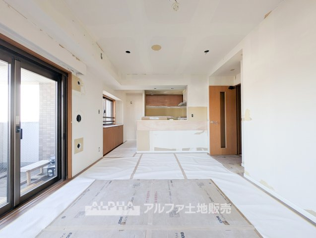 ライオンズマンション河辺シティの居間・リビング|【Family Moments】◆家族が集まるLDK◆
家族が自然と顔を合わせるリビング。食事を楽しんだり、ソファでくつろいだり、日々の暮らしを彩る場所です。リフォーム中