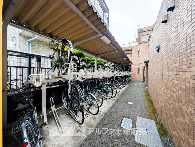 ライオンズマンション河辺シティの駐輪場|【Bicycle Space】
◆駐輪スペース◆家族分の自転車を置きやすいスペースを確保。通勤・通学用はもちろん、お子様用の自転車もまとめて管理しやすい配置です。