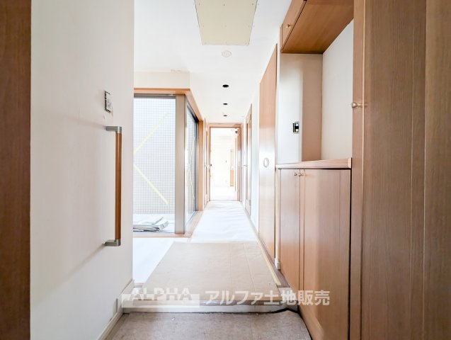 ライオンズマンション河辺シティの玄関|【Welcome Home】◆毎日を迎える玄関◆
専用ポーチを備えた玄関まわり。住戸の入口に独立した空間を設け、帰宅する家族や訪れる方を迎えます。