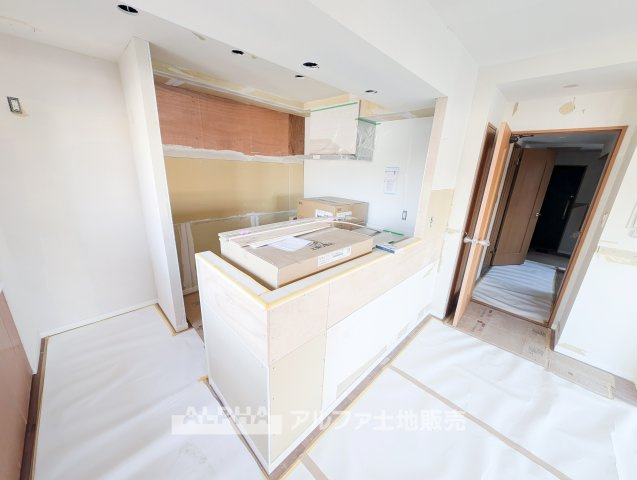 ライオンズマンション河辺シティのキッチン|【Fresh Kitchen】◆キッチン新品交換◆
リフォームでキッチンを新品交換。毎日の料理や後片付けを気持ちよく進められる、家族の食生活を支える空間です。リフォーム中