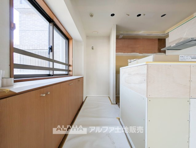 ライオンズマンション河辺シティのキッチン|【Kitchen Comfort】◆毎日の料理を楽しむ空間◆
調理器具や食器を整理しながら、日々の食事づくりを楽しめるシステムキッチン。家族の食卓を支える大切なスペースです。リフォーム中