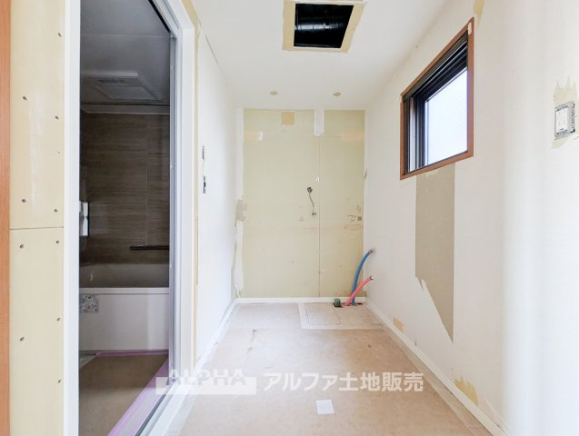 ライオンズマンション河辺シティの独立洗面台|【Fresh Morning】◆洗面台新品交換◆
リフォームで洗面化粧台を新品交換。朝の洗顔や歯磨き、外出前の身支度を気持ちよく行える洗面スペースです。リフォーム中