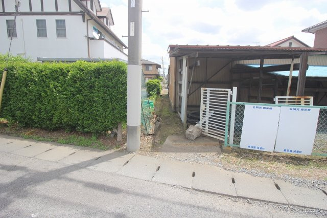 小山市神山2丁目の外観|北側との境界部分（2026年5月撮影）