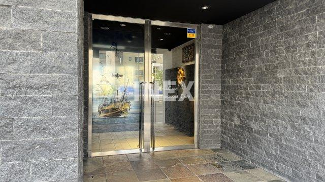 横浜市西区中央１丁目の賃貸マンションのエントランス