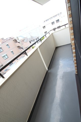 【バルコニー】 | ラ・プリメーラ | ※同建物ほかのお部屋の写真です。