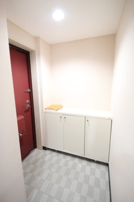 【玄関】 | ラ・プリメーラ | ※同建物ほかのお部屋の写真です。