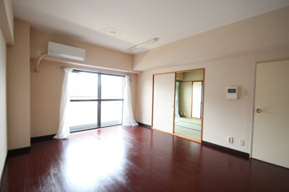 【居間・リビング】 | ラ・プリメーラ | ※同建物ほかのお部屋の写真です。
