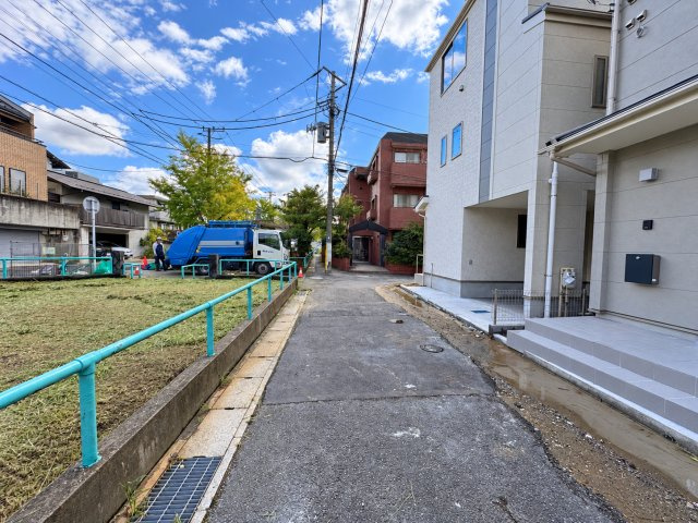 市川市新田１丁目新築戸建の前面道路含む現地写真|北側前面道路