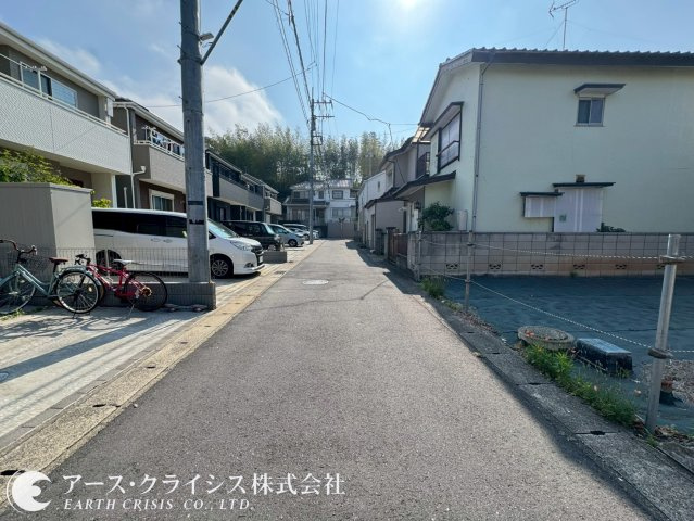 【前面道路含む現地写真】 | 松戸市大金平7期 | 新しい家が増えても、空の広さはそのまま。春には桜、夏には青空、秋にはやわらかな光。季節ごとに表情を変える街で、長く暮らせる安心を。