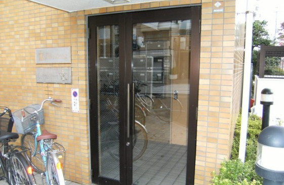 八王子市片倉町の賃貸マンションのエントランス