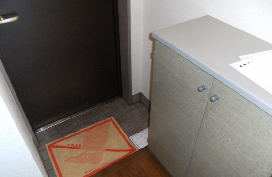 八王子市片倉町の賃貸マンションの玄関