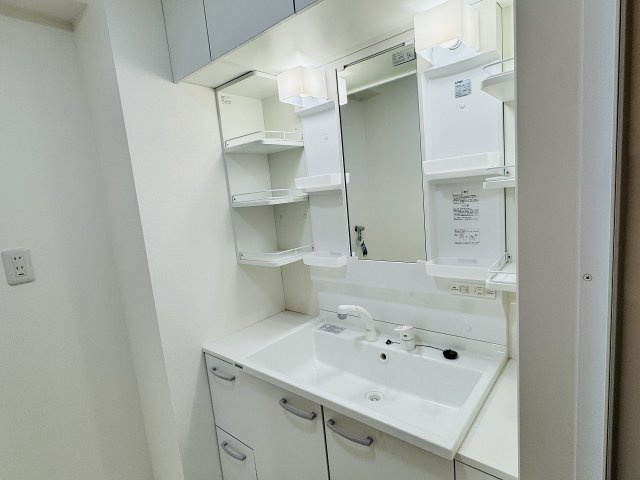 日興パレグランデ八王子の独立洗面台|～新規交換済、収納たっぷりの独立洗面台～