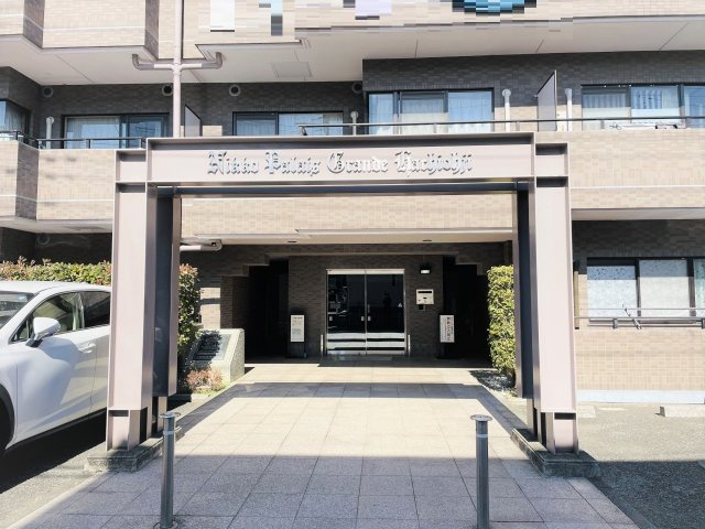 日興パレグランデ八王子のエントランス|～管理形態は全部委託式、キレイにメンテナンスされているマンションです～