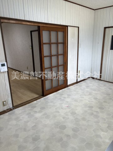 ６６９７９　羽島郡岐南町徳田西中古戸建ての居間・リビング