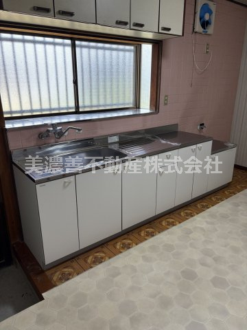 ６６９７９　羽島郡岐南町徳田西中古戸建てのキッチン