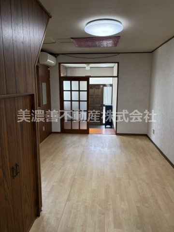 ６６９７９　羽島郡岐南町徳田西中古戸建ての居間・リビング