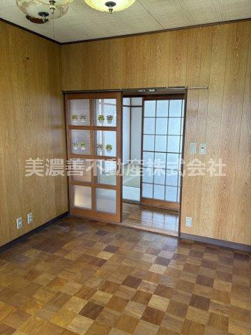 ６６９７９　羽島郡岐南町徳田西中古戸建ての洋室