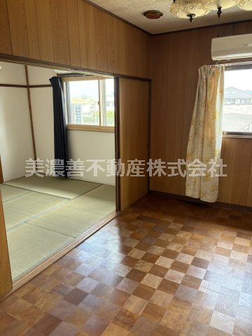 ６６９７９　羽島郡岐南町徳田西中古戸建ての洋室
